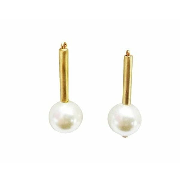 Ανακαλύψτε την τέλεια ισορροπία μεταξύ κλασικής κομψότητας και σύγχρονου στυλ με αυτά τα εντυπωσιακά χειροποίητα γυναικεία σκουλαρίκια καρφωτά με πέρλες. Σχεδιασμένα από την Ελληνίδα Σχεδιάστρια Κοσμημάτων Αικατερίνη Χαλκιαδάκη, συνδυάζουν την χρυσή λάμψη του ορείχαλκου με την αιώνια ομορφιά των φυσικών πεταλούδων.\u000AΤο μινιμαλιστικό design με τη χρυσή ράβδο που καταλήγει σε λευκή πέρλα δημιουργεί μια σύγχρονη ερμηνεία του κλασικού στυλ. Η ιδιαίτερη γεωμετρική φόρμα τους κάνει τέλεια για καθημερινή χρήση αλλά και για ειδικές περιστάσεις, προσφέροντας μια λεπτή δόση κομψότητας σε κάθε σας εμφάνιση. Αυτά τα σκουλαρίκια με πέρλες είναι ιδανικά για γυναίκες που αγαπούν τα κοσμήματα με χαρακτήρα. Συνδυάστε τα με casual ή επίσημα outfits για ένα look που ξεχωρίζει.\u000AΔιατηρήστε τα μακριά από υγρασία και καθαρίστε τα απαλά με μαλακό πανί για να διατηρήσουν τη λάμψη τους.