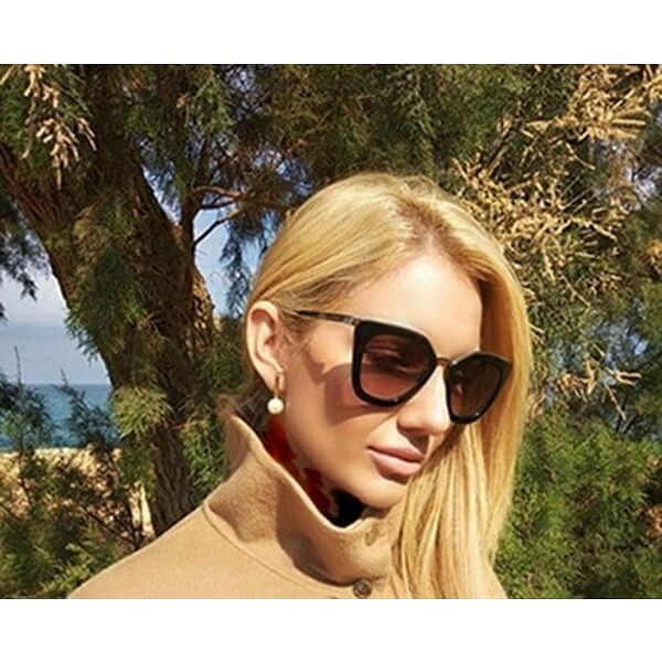 Χειροποίητα γυναικεία σκουλαρίκια καρφωτά με πέρλες - 2980, Ανακαλύψτε την τέλεια ισορροπία μεταξύ κλασικής κομψότητας και σύγχρονου στυλ με αυτά τα εντυπωσιακά χειροποίητα γυναικεία σκουλαρίκια καρφωτά με πέρλες. Σχεδιασμένα από την Ελληνίδα Σχεδιάστρια Κοσμημάτων Αικατερίνη Χαλκιαδάκη, συνδυάζουν την χρυσή λάμψη του ορείχαλκου με την αιώνια ομορφιά των φυσικών πεταλούδων.
Το μινιμαλιστικό design με τη χρυσή ράβδο που καταλήγει σε λευκή πέρλα δημιουργεί μια σύγχρονη ερμηνεία του κλασικού στυλ. Η ιδιαίτερη γεωμετρική φόρμα τους κάνει τέλεια για καθημερινή χρήση αλλά και για ειδικές περιστάσεις, προσφέροντας μια λεπτή δόση κομψότητας σε κάθε σας εμφάνιση. Αυτά τα σκουλαρίκια με πέρλες είναι ιδανικά για γυναίκες που αγαπούν τα κοσμήματα με χαρακτήρα. Συνδυάστε τα με casual ή επίσημα outfits για ένα look που ξεχωρίζει.
Διατηρήστε τα μακριά από υγρασία και καθαρίστε τα απαλά με μαλακό πανί για να διατηρήσουν τη λάμψη τους.