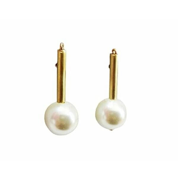 Χειροποίητα γυναικεία σκουλαρίκια καρφωτά με πέρλες - 2980, Ανακαλύψτε την τέλεια ισορροπία μεταξύ κλασικής κομψότητας και σύγχρονου στυλ με αυτά τα εντυπωσιακά χειροποίητα γυναικεία σκουλαρίκια καρφωτά με πέρλες. Σχεδιασμένα από την Ελληνίδα Σχεδιάστρια Κοσμημάτων Αικατερίνη Χαλκιαδάκη, συνδυάζουν την χρυσή λάμψη του ορείχαλκου με την αιώνια ομορφιά των φυσικών πεταλούδων.
Το μινιμαλιστικό design με τη χρυσή ράβδο που καταλήγει σε λευκή πέρλα δημιουργεί μια σύγχρονη ερμηνεία του κλασικού στυλ. Η ιδιαίτερη γεωμετρική φόρμα τους κάνει τέλεια για καθημερινή χρήση αλλά και για ειδικές περιστάσεις, προσφέροντας μια λεπτή δόση κομψότητας σε κάθε σας εμφάνιση. Αυτά τα σκουλαρίκια με πέρλες είναι ιδανικά για γυναίκες που αγαπούν τα κοσμήματα με χαρακτήρα. Συνδυάστε τα με casual ή επίσημα outfits για ένα look που ξεχωρίζει.
Διατηρήστε τα μακριά από υγρασία και καθαρίστε τα απαλά με μαλακό πανί για να διατηρήσουν τη λάμψη τους.