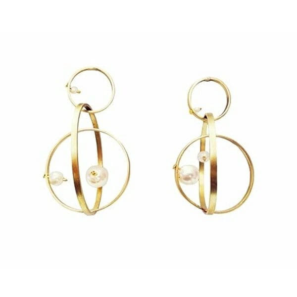 Ανακαλύψτε τη μαγεία των τρισδιάστατων statement σκουλαρικιών που αναδεικνύουν τη θηλυκότητά σας με εντυπωσιακό τρόπο. Αυτά τα μοναδικά χειροποίητα κρεμαστά σκουλαρίκια κρίκοι από ορείχαλκο, σχεδιασμένα από την Ελληνίδα Σχεδιάστρια Κοσμημάτων Αικατερίνη Χαλκιαδάκη, συνδυάζουν τη μοντέρνα αισθητική με την κλασική κομψότητα των πέρλων.\u000AΤο καινοτόμο γεωμετρικό design περιλαμβάνει ένα σύστημα από χρυσούς κρίκους που δημιουργούν εκπληκτικό οπτικό εφέ, ενώ οι φυσικές πέρλες προσθέτουν αίσθηση πολυτέλειας. Κάθε σκουλαρίκι διαθέτει δύο επίπεδα κρίκων με κάθετη μπάρα που δημιουργεί τρισδιάστατη δομή, ιδανική για όσες αγαπούν τα εντυπωσιακά accessories.\u000AΑυτά τα μεγάλα σκουλαρίκια είναι η τέλεια επιλογή για νυφικά look, βραδινές εξόδους ή οποιαδήποτε στιγμή θέλετε να ξεχωρίσετε. Η χρυσή απόχρωση του ορείχαλκου ταιριάζει με όλους τους τόνους δέρματος και συνδυάζεται εύκολα με οποιοδήποτε στυλ ντυσίματος.