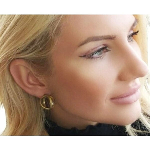 Εντυπωσιακά γυναικεία σκουλαρίκια καρφωτά με πέρλες - 2976, Ανακαλύψτε την τέλεια ισορροπία μεταξύ σύγχρονου design και κλασικής κομψότητας με αυτά τα εντυπωσιακά σκουλαρίκια καρφωτά με πέρλες. Κάθε ζευγάρι, σχεδιασμένο από την Ελληνίδα Σχεδιάστρια Κοσμημάτων Αικατερίνη Χαλκιαδάκη, αποτελεί μια μοναδική έκφραση καλλιτεχνικής δημιουργίας που συνδυάζει τη γεωμετρική αρμονία με την φυσική ομορφιά των πεάρλων.
Τα χειροποίητα σκουλαρίκια διαθέτουν καινοτόμο γεωμετρικό σχήμα από ορείχαλκο σε χρυσή απόχρωση, που περικλείει μια λευκή πέρλα στο κέντρο. Η τρισδιάστατη κατασκευή δημιουργεί παιχνίδια φωτός και σκιών, προσδίδοντας κίνηση και ζωντάνια σε κάθε look. Το μέγεθός τους είναι ιδανικό για να κάνουν statement χωρίς να είναι επιβλητικά.
Αυτά τα μοντέρνα σκουλαρίκια γυναικεία είναι η τέλεια επιλογή για κάθε περίσταση - από καθημερινές εμφανίσεις έως εντυπωσιακά βραδινά σύνολα και ιδιαίτερες στιγμές όπως γάμοι και δεξιώσεις. Αποθηκεύστε σε στεγνό μέρος και καθαρίστε απαλά με μαλακό πανί για να διατηρήσετε τη λάμψη τους.