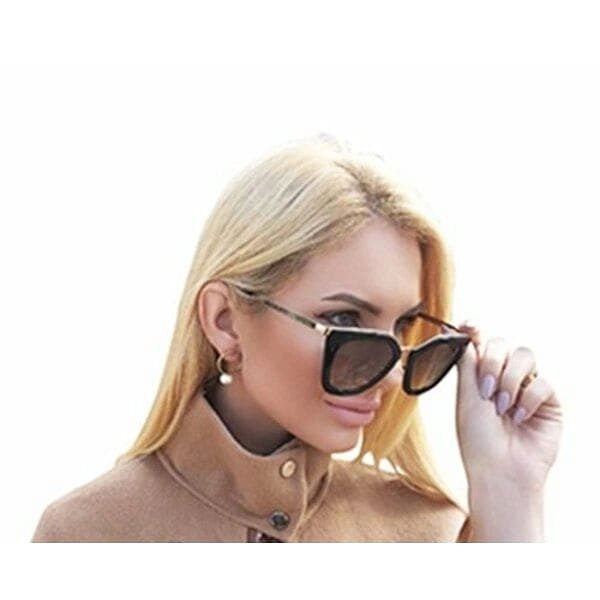 Minimal σκουλαρίκια καρφωτά κοντά με πέρλες - 2974, Ανακαλύψτε την τέλεια ισορροπία μεταξύ μινιμαλιστικής κομψότητας και χρονικής φινέτσας με αυτά τα εξαιρετικά σκουλαρίκια με πέρλες. Κάθε τεμάχιο είναι σχεδιασμένο από την Ελληνίδα Σχεδιάστρια Κοσμημάτων Αικατερίνη Χαλκιαδάκη και αποτελεί μια σύγχρονη ερμηνεία του κλασικού στυλ.
Τα χειροποίητα σκουλαρίκια κρίκοι με πέρλες συνδυάζουν αρμονικά τον χρυσαφί ορείχαλκο με φυσικές πέρλες, δημιουργώντας ένα εντυπωσιακό αποτέλεσμα που ολοκληρώνει κάθε σας εμφάνιση. Η γεωμετρική φόρμα του κρίκου προσφέρει μια μοντέρνα αισθητική, ενώ οι λευκές πέρλες προσθέτουν μια νότα κλασικής θηλυκότητας.
Ιδανικά για καθημερινή χρήση ή ειδικές περιστάσεις, αυτά τα γυναικεία σκουλαρίκια είναι αρκετά διακριτικά για το γραφείο και αρκετά εντυπωσιακά για βραδινές εξόδους. Η ποιότητα της ελληνικής χειροτεχνίας φαίνεται σε κάθε λεπτομέρεια, από το φινίρισμα του μετάλλου μέχρι την τοποθέτηση των πέρλων.