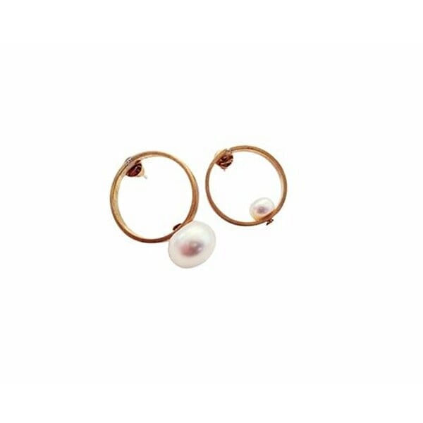Minimal σκουλαρίκια καρφωτά κοντά με πέρλες - 2974, Ανακαλύψτε την τέλεια ισορροπία μεταξύ μινιμαλιστικής κομψότητας και χρονικής φινέτσας με αυτά τα εξαιρετικά σκουλαρίκια με πέρλες. Κάθε τεμάχιο είναι σχεδιασμένο από την Ελληνίδα Σχεδιάστρια Κοσμημάτων Αικατερίνη Χαλκιαδάκη και αποτελεί μια σύγχρονη ερμηνεία του κλασικού στυλ.
Τα χειροποίητα σκουλαρίκια κρίκοι με πέρλες συνδυάζουν αρμονικά τον χρυσαφί ορείχαλκο με φυσικές πέρλες, δημιουργώντας ένα εντυπωσιακό αποτέλεσμα που ολοκληρώνει κάθε σας εμφάνιση. Η γεωμετρική φόρμα του κρίκου προσφέρει μια μοντέρνα αισθητική, ενώ οι λευκές πέρλες προσθέτουν μια νότα κλασικής θηλυκότητας.
Ιδανικά για καθημερινή χρήση ή ειδικές περιστάσεις, αυτά τα γυναικεία σκουλαρίκια είναι αρκετά διακριτικά για το γραφείο και αρκετά εντυπωσιακά για βραδινές εξόδους. Η ποιότητα της ελληνικής χειροτεχνίας φαίνεται σε κάθε λεπτομέρεια, από το φινίρισμα του μετάλλου μέχρι την τοποθέτηση των πέρλων.