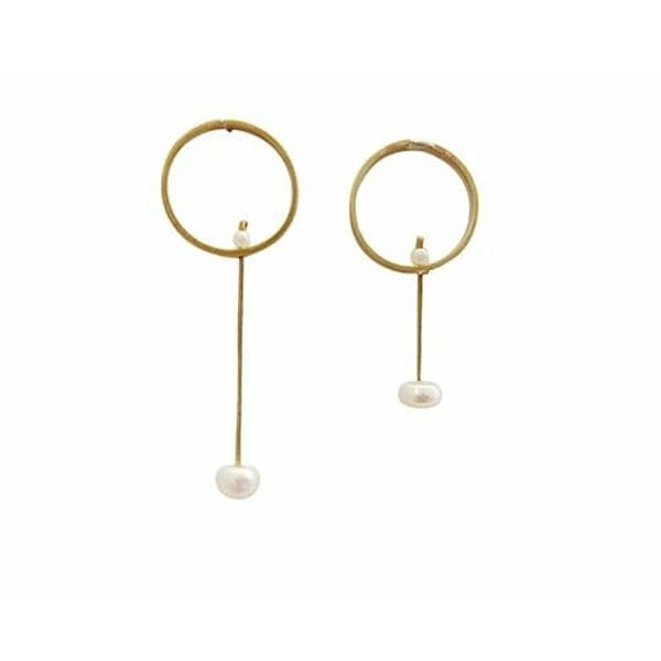 Ανακαλύψτε τη μαγεία των αντιμετρικών σκουλαρικιών με πέρλες, μια πρωτότυπη δημιουργία σχεδιασμένη από την Ελληνίδα Σχεδιάστρια Κοσμημάτων Αικατερίνη Χαλκιαδάκη. Αυτά τα εντυπωσιακά χειροποίητα σκουλαρίκια συνδυάζουν την κομψότητα του χρυσού ορείχαλκου με τη φυσική ομορφιά των περλών.\u000AΤο μοναδικό asymmetric design προσφέρει μια σύγχρονη προσέγγιση στα κλασικά κρεμαστά σκουλαρίκια. Το ένα σκουλαρίκι διαθέτει κομψό χρυσό κρίκο με κρεμαστή πέρλα σε μακριά γραμμή, ενώ το άλλο παρουσιάζει πιο σύντομο μήκος, δημιουργώντας μια τέλεια ισορροπία που τονίζει τη σύγχρονη αισθητική. Τα σκουλαρίκια είναι καρφωτά για άνετη και ασφαλή εφαρμογή.\u000AΚατασκευασμένα από υψηλής ποιότητας ορείχαλκο με χρυσό φινίρισμα και φυσικές πέρλες, αυτά τα statement σκουλαρίκια είναι ιδανικά για γάμους, επίσημες εκδηλώσεις ή όταν θέλετε να προσθέσετε μια boho πινελιά στην καθημερινή σας εμφάνιση.