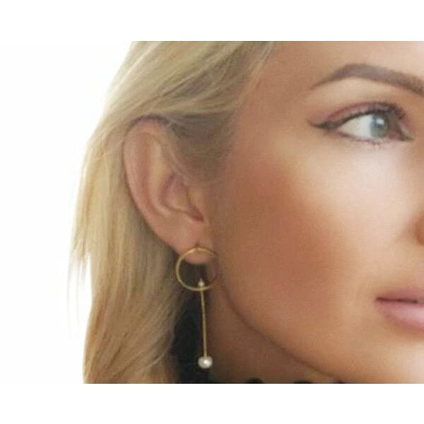 Σκουλαρίκια καρφωτά μακριά και κοντά με πέρλες - 2972, Ανακαλύψτε τη μαγεία των αντιμετρικών σκουλαρικιών με πέρλες, μια πρωτότυπη δημιουργία σχεδιασμένη από την Ελληνίδα Σχεδιάστρια Κοσμημάτων Αικατερίνη Χαλκιαδάκη. Αυτά τα εντυπωσιακά χειροποίητα σκουλαρίκια συνδυάζουν την κομψότητα του χρυσού ορείχαλκου με τη φυσική ομορφιά των περλών.
Το μοναδικό asymmetric design προσφέρει μια σύγχρονη προσέγγιση στα κλασικά κρεμαστά σκουλαρίκια. Το ένα σκουλαρίκι διαθέτει κομψό χρυσό κρίκο με κρεμαστή πέρλα σε μακριά γραμμή, ενώ το άλλο παρουσιάζει πιο σύντομο μήκος, δημιουργώντας μια τέλεια ισορροπία που τονίζει τη σύγχρονη αισθητική. Τα σκουλαρίκια είναι καρφωτά για άνετη και ασφαλή εφαρμογή.
Κατασκευασμένα από υψηλής ποιότητας ορείχαλκο με χρυσό φινίρισμα και φυσικές πέρλες, αυτά τα statement σκουλαρίκια είναι ιδανικά για γάμους, επίσημες εκδηλώσεις ή όταν θέλετε να προσθέσετε μια boho πινελιά στην καθημερινή σας εμφάνιση.