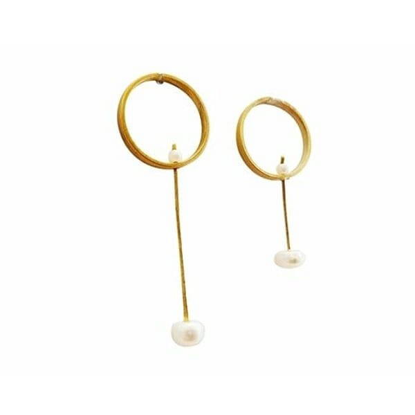 Σκουλαρίκια καρφωτά μακριά και κοντά με πέρλες - 2972, Ανακαλύψτε τη μαγεία των αντιμετρικών σκουλαρικιών με πέρλες, μια πρωτότυπη δημιουργία σχεδιασμένη από την Ελληνίδα Σχεδιάστρια Κοσμημάτων Αικατερίνη Χαλκιαδάκη. Αυτά τα εντυπωσιακά χειροποίητα σκουλαρίκια συνδυάζουν την κομψότητα του χρυσού ορείχαλκου με τη φυσική ομορφιά των περλών.
Το μοναδικό asymmetric design προσφέρει μια σύγχρονη προσέγγιση στα κλασικά κρεμαστά σκουλαρίκια. Το ένα σκουλαρίκι διαθέτει κομψό χρυσό κρίκο με κρεμαστή πέρλα σε μακριά γραμμή, ενώ το άλλο παρουσιάζει πιο σύντομο μήκος, δημιουργώντας μια τέλεια ισορροπία που τονίζει τη σύγχρονη αισθητική. Τα σκουλαρίκια είναι καρφωτά για άνετη και ασφαλή εφαρμογή.
Κατασκευασμένα από υψηλής ποιότητας ορείχαλκο με χρυσό φινίρισμα και φυσικές πέρλες, αυτά τα statement σκουλαρίκια είναι ιδανικά για γάμους, επίσημες εκδηλώσεις ή όταν θέλετε να προσθέσετε μια boho πινελιά στην καθημερινή σας εμφάνιση.