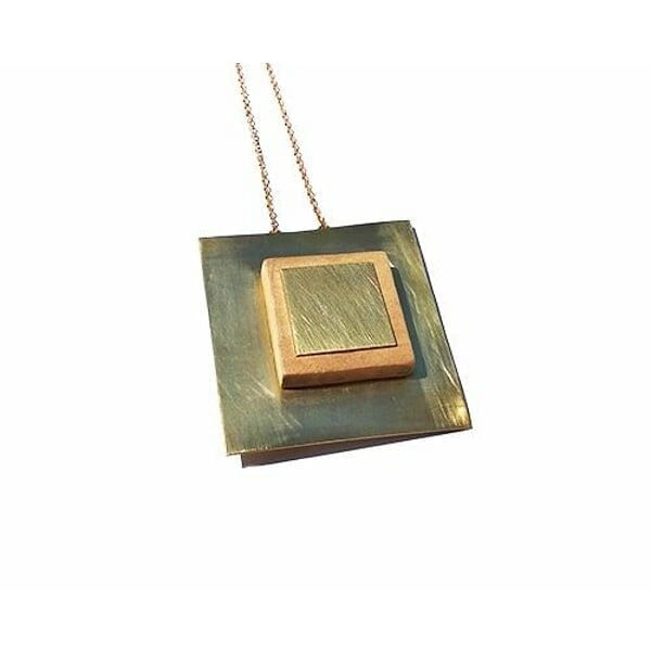 Ανακαλύψτε τη μοναδική ομορφιά αυτού του χειροποίητου γυναικείου κολιέ με ξύλο, που συνδυάζει αρμονικά τη φυσική ομορφιά του ξύλου με την κομψότητα του ορείχαλκου. Το statement κολιέ αυτό, σχεδιασμένο από την Ελληνίδα Σχεδιάστρια Κοσμημάτων Αικατερίνη Χαλκιαδάκη, αποτελεί την τέλεια επιλογή για γυναίκες που αγαπούν τα εντυπωσιακά και οικολογικά κοσμήματα.\u000AΤο μακρύ κολιέ διαθέτει γεωμετρικό σχεδιασμό με τετράγωνες φόρμες που δημιουργούν έναν εντυπωσιακό συνδυασμό υφών και χρωμάτων. Η φυσική υφή του ξύλου σε καφέ τόνους εναρμονίζεται τέλεια με τις χρυσαφί αποχρώσεις του ορείχαλκου, δημιουργώντας ένα κόσμημα που ξεχωρίζει. Το μοντέρνο layering στυλ το καθιστά ιδανικό για καλοκαιρινά outfits και bohemian εμφανίσεις.