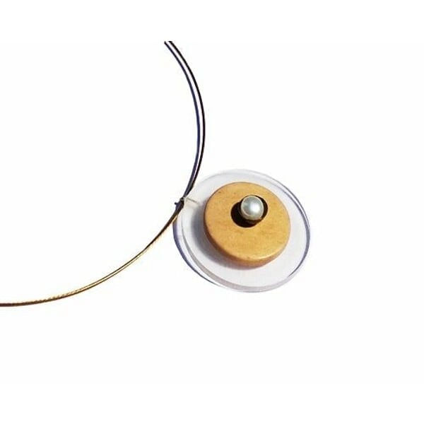 Ανακαλύψτε τη μαγεία του χειροποίητου κολιέ με ξύλο, μαργαριτάρι και plexiglass που συνδυάζει τη φυσική ομορφιά με το σύγχρονο design. Αυτό το μοναδικό κόσμημα, σχεδιασμένο από την Ελληνίδα Σχεδιάστρια Κοσμημάτων Αικατερίνη Χαλκιαδάκη, αποτελεί την τέλεια επιλογή για κάθε γυναίκα που αναζητά statement κοσμήματα με ελληνική υπογραφή.\u000AΗ αρμονική συνύπαρξη του φυσικού ξύλου με το λαμπερό μαργαριτάρι και το διάφανο plexiglass δημιουργεί ένα εντυπωσιακό αποτέλεσμα που ολοκληρώνει κάθε εμφάνιση. Οι εναλλασσόμενες υφές και οι αντιθέσεις των υλικών προσφέρουν μια σύγχρονη ερμηνεία της κλασικής κομψότητας, ιδανική για καθημερινό ή βραδινό styling.\u000AΤο κολιέ διαθέτει ρυθμιζόμενο μήκος που προσαρμόζεται σε κάθε ντεκολτέ, ενώ τα φυσικά μαργαριτάρια προσδίδουν λάμψη και κομψότητα. Κατάλληλο για layering με άλλα κοσμήματα ή εντυπωσιακό όταν φοριέται μόνο του. Καθαρισμός με μαλακό πανί, αποφυγή επαφής με χημικά και αποθήκευση σε στεγνό μέρος.