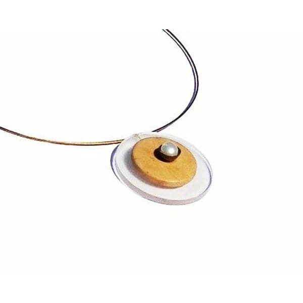 Χειροποίητο κολιέ με ξύλο μαργαριτάρι plexiglass - 3028, Ανακαλύψτε τη μαγεία του χειροποίητου κολιέ με ξύλο, μαργαριτάρι και plexiglass που συνδυάζει τη φυσική ομορφιά με το σύγχρονο design. Αυτό το μοναδικό κόσμημα, σχεδιασμένο από την Ελληνίδα Σχεδιάστρια Κοσμημάτων Αικατερίνη Χαλκιαδάκη, αποτελεί την τέλεια επιλογή για κάθε γυναίκα που αναζητά statement κοσμήματα με ελληνική υπογραφή.
Η αρμονική συνύπαρξη του φυσικού ξύλου με το λαμπερό μαργαριτάρι και το διάφανο plexiglass δημιουργεί ένα εντυπωσιακό αποτέλεσμα που ολοκληρώνει κάθε εμφάνιση. Οι εναλλασσόμενες υφές και οι αντιθέσεις των υλικών προσφέρουν μια σύγχρονη ερμηνεία της κλασικής κομψότητας, ιδανική για καθημερινό ή βραδινό styling.
Το κολιέ διαθέτει ρυθμιζόμενο μήκος που προσαρμόζεται σε κάθε ντεκολτέ, ενώ τα φυσικά μαργαριτάρια προσδίδουν λάμψη και κομψότητα. Κατάλληλο για layering με άλλα κοσμήματα ή εντυπωσιακό όταν φοριέται μόνο του. Καθαρισμός με μαλακό πανί, αποφυγή επαφής με χημικά και αποθήκευση σε στεγνό μέρος.