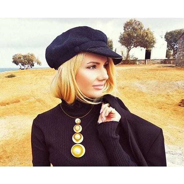 Μεγάλο γυναικείο κολιέ μακρύ με πέρλες - 2986, Ανακαλύψτε τη μαγεία του μεγάλου γυναικείου κολιέ μακρύ με πέρλες, ένα εντυπωσιακό χειροποίητο κόσμημα που συνδυάζει την κλασική κομψότητα με τη μοντέρνα αισθητική. Σχεδιασμένο από την Ελληνίδα Σχεδιάστρια Κοσμημάτων Αικατερίνη Χαλκιαδάκη, αυτό το statement κολιέ μεταμορφώνει κάθε εμφάνιση σε μια υπόθεση στυλ.
Το μοναδικό σχέδιο παρουσιάζει πέντε κυκλικούς δίσκους από ορείχαλκο σε χρυσή απόχρωση, που μειώνονται προοδευτικά σε μέγεθος και φιλοξενούν λευκές πέρλες διαφορετικών διαστάσεων. Η γεωμετρική διάταξη δημιουργεί ένα εντυπωσιακό οπτικό αποτέλεσμα που προσελκύει το βλέμμα, ενώ το λεπτό metal wire καλώδιο εξασφαλίζει άνετη εφαρμογή.
Αυτό το μακρύ κολιέ με μαργαριτάρια είναι ιδανικό για βραδινές εμφανίσεις, ειδικές περιστάσεις ή για να προσθέσετε μια δόση κομψότητας στην καθημερινή σας εμφάνιση. Συνδυάζεται τέλεια με μονόχρωμα outfits και προσφέρει endless layering δυνατότητες.