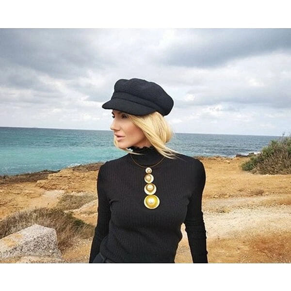 Μεγάλο γυναικείο κολιέ μακρύ με πέρλες - 2986, Ανακαλύψτε τη μαγεία του μεγάλου γυναικείου κολιέ μακρύ με πέρλες, ένα εντυπωσιακό χειροποίητο κόσμημα που συνδυάζει την κλασική κομψότητα με τη μοντέρνα αισθητική. Σχεδιασμένο από την Ελληνίδα Σχεδιάστρια Κοσμημάτων Αικατερίνη Χαλκιαδάκη, αυτό το statement κολιέ μεταμορφώνει κάθε εμφάνιση σε μια υπόθεση στυλ.
Το μοναδικό σχέδιο παρουσιάζει πέντε κυκλικούς δίσκους από ορείχαλκο σε χρυσή απόχρωση, που μειώνονται προοδευτικά σε μέγεθος και φιλοξενούν λευκές πέρλες διαφορετικών διαστάσεων. Η γεωμετρική διάταξη δημιουργεί ένα εντυπωσιακό οπτικό αποτέλεσμα που προσελκύει το βλέμμα, ενώ το λεπτό metal wire καλώδιο εξασφαλίζει άνετη εφαρμογή.
Αυτό το μακρύ κολιέ με μαργαριτάρια είναι ιδανικό για βραδινές εμφανίσεις, ειδικές περιστάσεις ή για να προσθέσετε μια δόση κομψότητας στην καθημερινή σας εμφάνιση. Συνδυάζεται τέλεια με μονόχρωμα outfits και προσφέρει endless layering δυνατότητες.