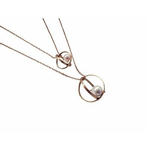 Χειροποίητο μακρύ κολιέ με πέρλες 2983, Ανακαλύψτε τη μαγεία του χειροποίητου κολιέ με πέρλα που συνδυάζει την κομψότητα με την μοντέρνα αισθητική. Αυτό το εντυπωσιακό κόσμημα, σχεδιασμένο από την Ελληνίδα Σχεδιάστρια Κοσμημάτων Αικατερίνη Χαλκιαδάκη, αποτελεί την τέλεια επιλογή για γυναίκες που αναζητούν μοναδικότητα στον καθημερινό ή επίσημο ντύσιμό τους.
Το κολιέ διαθέτει έναν γεωμετρικό κρίκο από ορείχαλκο σε χρυσό χρώμα που φιλοξενεί μια λευκή πέρλα, δημιουργώντας μια αρμονική αντίθεση υλικών. Η μακριά αλυσίδα επιτρέπει την ευελιξία στο styling, ενώ ο μινιμαλιστικός σχεδιασμός το καθιστά κατάλληλο για layering με άλλα κολιέ.
Το κολιέ συνδυάζεται τέλεια με casual και επίσημα outfits, προσφέροντας μια πινελιά διακριτικής πολυτέλειας. Ιδανικό για δώρο ή για να εμπλουτίσετε τη συλλογή κοσμημάτων σας με ένα αυθεντικό ελληνικό κόσμημα που αντικατοπτρίζει την παράδοση και την καινοτομία.