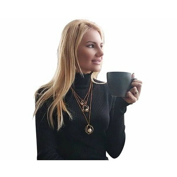 Χειροποίητο μακρύ κολιέ με πέρλες 2983, Ανακαλύψτε τη μαγεία του χειροποίητου κολιέ με πέρλα που συνδυάζει την κομψότητα με την μοντέρνα αισθητική. Αυτό το εντυπωσιακό κόσμημα, σχεδιασμένο από την Ελληνίδα Σχεδιάστρια Κοσμημάτων Αικατερίνη Χαλκιαδάκη, αποτελεί την τέλεια επιλογή για γυναίκες που αναζητούν μοναδικότητα στον καθημερινό ή επίσημο ντύσιμό τους.
Το κολιέ διαθέτει έναν γεωμετρικό κρίκο από ορείχαλκο σε χρυσό χρώμα που φιλοξενεί μια λευκή πέρλα, δημιουργώντας μια αρμονική αντίθεση υλικών. Η μακριά αλυσίδα επιτρέπει την ευελιξία στο styling, ενώ ο μινιμαλιστικός σχεδιασμός το καθιστά κατάλληλο για layering με άλλα κολιέ.
Το κολιέ συνδυάζεται τέλεια με casual και επίσημα outfits, προσφέροντας μια πινελιά διακριτικής πολυτέλειας. Ιδανικό για δώρο ή για να εμπλουτίσετε τη συλλογή κοσμημάτων σας με ένα αυθεντικό ελληνικό κόσμημα που αντικατοπτρίζει την παράδοση και την καινοτομία.