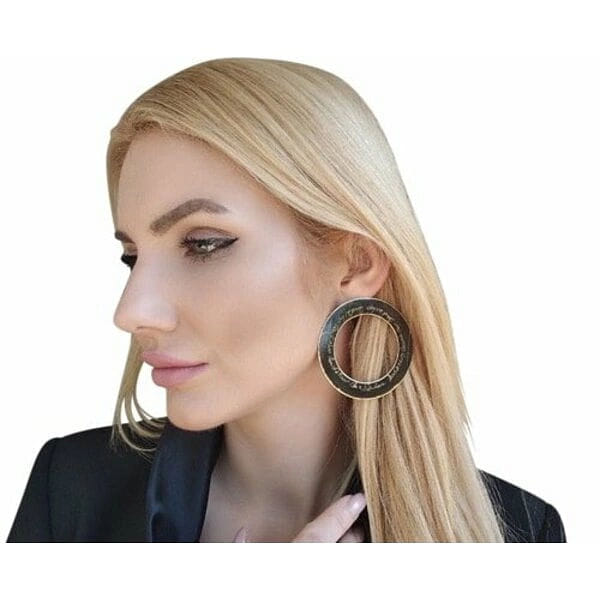 Χειρόγραφα μεγάλα σκουλαρίκια κρίκοι καρφωτά - 3011, Ανακαλύψτε τη μαγεία των χειρόγραφων κρίκων που μεταμορφώνουν κάθε εμφάνισή σας σε έργο τέχνης. Αυτά τα εντυπωσιακά μεγάλα σκουλαρίκια κρίκοι καρφωτά, σχεδιασμένα από την Ελληνίδα Σχεδιάστρια Κοσμημάτων Αικατερίνη Χαλκιαδάκη, φέρουν χειρόγραφες λεπτομέρειες που δημιουργούν μια μοναδική αισθητική.
Κατασκευασμένα από ποιοτικό ορείχαλκο με εκλεκτή μαύρη πατίνα, αυτά τα χειροποίητα καρφωτά σκουλαρίκια συνδυάζουν την κλασική κομψότητα του κρίκου με την πρωτοτυπία του χειρόγραφου στοιχείου. Η μαύρη απόχρωση προσδίδει έντονο χαρακτήρα και versatility, καθιστώντας τα ιδανικά για καθημερινές εμφανίσεις αλλά και ειδικές περιστάσεις.
Τα μοντέρνα σκουλαρίκια αυτά αποτελούν την τέλεια επιλογή για γυναίκες που αγαπούν τα statement κοσμήματα και αναζητούν κάτι διαφορετικό. Η χειροποίητη κατασκευή εγγυάται την μοναδικότητα κάθε τεμαχίου, ενώ το καρφωτό σύστημα προσφέρει άνεση και ασφάλεια.