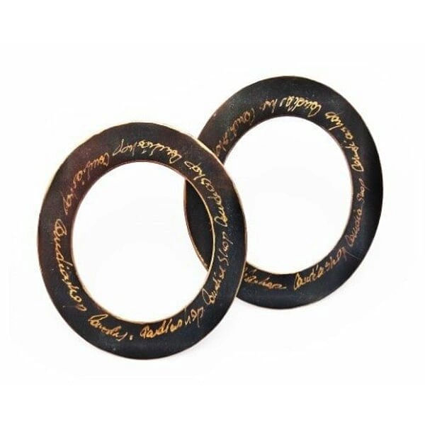 Χειρόγραφα μεγάλα σκουλαρίκια κρίκοι καρφωτά - 3011, Ανακαλύψτε τη μαγεία των χειρόγραφων κρίκων που μεταμορφώνουν κάθε εμφάνισή σας σε έργο τέχνης. Αυτά τα εντυπωσιακά μεγάλα σκουλαρίκια κρίκοι καρφωτά, σχεδιασμένα από την Ελληνίδα Σχεδιάστρια Κοσμημάτων Αικατερίνη Χαλκιαδάκη, φέρουν χειρόγραφες λεπτομέρειες που δημιουργούν μια μοναδική αισθητική.
Κατασκευασμένα από ποιοτικό ορείχαλκο με εκλεκτή μαύρη πατίνα, αυτά τα χειροποίητα καρφωτά σκουλαρίκια συνδυάζουν την κλασική κομψότητα του κρίκου με την πρωτοτυπία του χειρόγραφου στοιχείου. Η μαύρη απόχρωση προσδίδει έντονο χαρακτήρα και versatility, καθιστώντας τα ιδανικά για καθημερινές εμφανίσεις αλλά και ειδικές περιστάσεις.
Τα μοντέρνα σκουλαρίκια αυτά αποτελούν την τέλεια επιλογή για γυναίκες που αγαπούν τα statement κοσμήματα και αναζητούν κάτι διαφορετικό. Η χειροποίητη κατασκευή εγγυάται την μοναδικότητα κάθε τεμαχίου, ενώ το καρφωτό σύστημα προσφέρει άνεση και ασφάλεια.