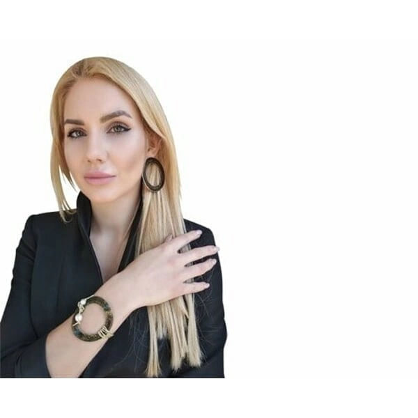 Χειρόγραφα μεγάλα σκουλαρίκια κρίκοι καρφωτά - 3011, Ανακαλύψτε τη μαγεία των χειρόγραφων κρίκων που μεταμορφώνουν κάθε εμφάνισή σας σε έργο τέχνης. Αυτά τα εντυπωσιακά μεγάλα σκουλαρίκια κρίκοι καρφωτά, σχεδιασμένα από την Ελληνίδα Σχεδιάστρια Κοσμημάτων Αικατερίνη Χαλκιαδάκη, φέρουν χειρόγραφες λεπτομέρειες που δημιουργούν μια μοναδική αισθητική.
Κατασκευασμένα από ποιοτικό ορείχαλκο με εκλεκτή μαύρη πατίνα, αυτά τα χειροποίητα καρφωτά σκουλαρίκια συνδυάζουν την κλασική κομψότητα του κρίκου με την πρωτοτυπία του χειρόγραφου στοιχείου. Η μαύρη απόχρωση προσδίδει έντονο χαρακτήρα και versatility, καθιστώντας τα ιδανικά για καθημερινές εμφανίσεις αλλά και ειδικές περιστάσεις.
Τα μοντέρνα σκουλαρίκια αυτά αποτελούν την τέλεια επιλογή για γυναίκες που αγαπούν τα statement κοσμήματα και αναζητούν κάτι διαφορετικό. Η χειροποίητη κατασκευή εγγυάται την μοναδικότητα κάθε τεμαχίου, ενώ το καρφωτό σύστημα προσφέρει άνεση και ασφάλεια.