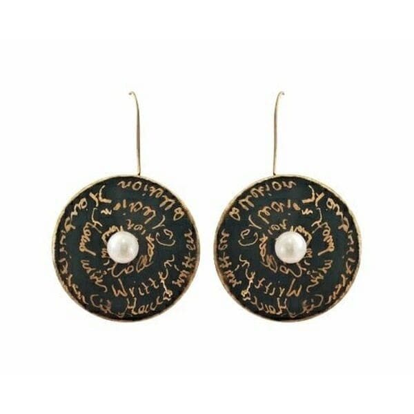 Τα χειρόγραφα σκουλαρίκια κρεμαστά με μαργαριτάρια αποτελούν μια εκλεπτυσμένη επιλογή για τη γυναίκα που αναζητά μοναδικότητα και στυλ. Σχεδιασμένα από την Ελληνίδα Σχεδιάστρια Κοσμημάτων Αικατερίνη Χαλκιαδάκη, αυτά τα εντυπωσιακά χειροποίητα κοσμήματα συνδυάζουν την κλασική ομορφιά των μαργαριταριών με τη σύγχρονη αισθητική.\u000AΚατασκευασμένα από ποιοτικό ορείχαλκο με μαύρη πατίνα, τα σκουλαρίκια διαθέτουν κυκλικό σχήμα με χαραγμένα χειρόγραφα κείμενα που δημιουργούν έναν artistic χαρακτήρα. Το κεντρικό λευκό μαργαριτάρι σε κάθε κομμάτι προσθέτει λάμψη και κομψότητα, ενώ το χρυσαφί φινίρισμα συμπληρώνει αρμονικά τη συνολική εμφάνιση.\u000AΑυτά τα μακριά κρεμαστά σκουλαρίκια είναι ιδανικά για εκδηλώσεις, γάμους ή καθημερινή εμφάνιση που θέλετε να ξεχωρίσει. Η χειροποίητη κατασκευή εγγυάται τη μοναδικότητα κάθε κομματιού.