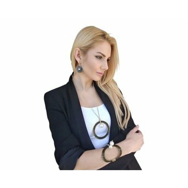 Χειρόγραφα σκουλαρίκια μακριά κρεμαστά με μαργαριτάρια - 4679, Τα χειρόγραφα σκουλαρίκια κρεμαστά με μαργαριτάρια αποτελούν μια εκλεπτυσμένη επιλογή για τη γυναίκα που αναζητά μοναδικότητα και στυλ. Σχεδιασμένα από την Ελληνίδα Σχεδιάστρια Κοσμημάτων Αικατερίνη Χαλκιαδάκη, αυτά τα εντυπωσιακά χειροποίητα κοσμήματα συνδυάζουν την κλασική ομορφιά των μαργαριταριών με τη σύγχρονη αισθητική.
Κατασκευασμένα από ποιοτικό ορείχαλκο με μαύρη πατίνα, τα σκουλαρίκια διαθέτουν κυκλικό σχήμα με χαραγμένα χειρόγραφα κείμενα που δημιουργούν έναν artistic χαρακτήρα. Το κεντρικό λευκό μαργαριτάρι σε κάθε κομμάτι προσθέτει λάμψη και κομψότητα, ενώ το χρυσαφί φινίρισμα συμπληρώνει αρμονικά τη συνολική εμφάνιση.
Αυτά τα μακριά κρεμαστά σκουλαρίκια είναι ιδανικά για εκδηλώσεις, γάμους ή καθημερινή εμφάνιση που θέλετε να ξεχωρίσει. Η χειροποίητη κατασκευή εγγυάται τη μοναδικότητα κάθε κομματιού.