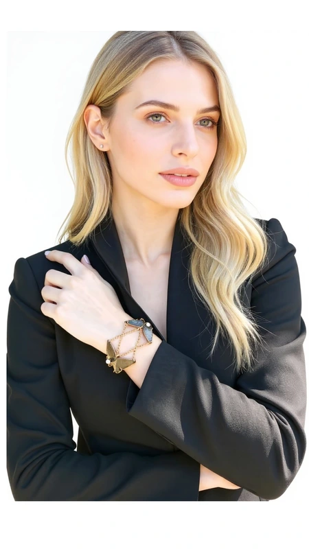 Χειρόγραφο χειροποίητο βραχιόλι πεταλούδα - 3016, Το χειρόγραφο χειροποίητο βραχιόλι με πεταλούδα αποτελεί ένα μοναδικό κόσμημα που συνδυάζει την κομψότητα της φύσης με τη σύγχρονη αισθητική. Σχεδιασμένο από την Ελληνίδα Σχεδιάστρια Κοσμημάτων Αικατερίνη Χαλκιαδάκη, αυτό το εντυπωσιακό γυναικείο βραχιόλι διαθέτει δύο λεπτομερείς πεταλούδες από ορείχαλκο με μαύρη πατίνα που τους προσδίδει vintage χαρακτήρα.
Οι πεταλούδες συνδέονται με λεπτή αλυσίδα από ορείχαλκο και διακοσμούνται με λευκά μαργαριτάρια που προσθέτουν μια νότα κομψότητας και φωτεινότητας. Η μαύρη πατίνα δημιουργεί όμορφες αντιθέσεις χρωμάτων, ενώ η χειρόγραφη τεχνική κατασκευής κάνει κάθε κομμάτι μοναδικό.
Το βραχιόλι είναι ιδανικό για καθημερινή χρήση ή για ειδικές περιστάσεις, προσθέτοντας έναν καλλιτεχνικό χαρακτήρα σε κάθε εμφάνιση. Συνδυάζεται τέλεια με άλλα χειροποίητα κοσμήματα και αποτελεί μια υπέροχη επιλογή δώρου για γυναίκες που εκτιμούν την ελληνική τέχνη και το χειροποίητο κόσμημα.
Υλικό: Ορείχαλκος 
Πέτρα: Πέρλα