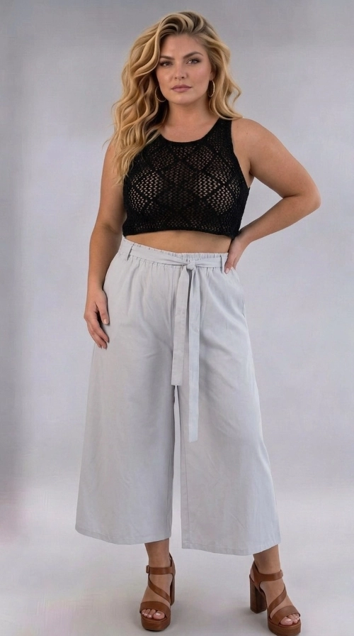 Γυναικεία ζιπ κιλότ καλοκαιρινή άσπρη plus size - ZIP108 | Candiashop Boutique, Ανακαλύψτε την απόλυτη καλοκαιρινή άνεση με αυτή την εντυπωσιακή ζιπ κιλότ σε απαλό γκριζόλευκο χρώμα, ειδικά σχεδιασμένη για plus size σιλουέτες. Η φαρδιά, ρέουσα γραμμή της προσφέρει μοναδική ελευθερία κινήσεων, ενώ το ψηλόμεσο σχέδιο με ελαστική μέση και το κομψό δέσιμο στη μέση δημιουργούν μια κολακευτική εφαρμογή που αναδεικνύει τη γυναικεία σιλουέτα. Το ύφασμα, ελαφρύ και αέρινο, είναι ιδανικό για ζεστές μέρες, ενώ το μήκος κάτω από το γόνατο προσφέρει μια세ξεχωριστή, μοντέρνα αισθητική. Μπορεί να φορεθεί με ένα απλό crop top ή μπλούζα, δημιουργώντας ένα casual chic σύνολο. Ιδανική για βόλτες στην πόλη, καλοκαιρινές εκδρομές ή χαλαρές συναντήσεις με φίλους. Συνδυάστε τη με πλατφόρμες ή σανδάλια για ένα ολοκληρωμένο αποτέλεσμα που θα σας κάνει να ξεχωρίζετε.