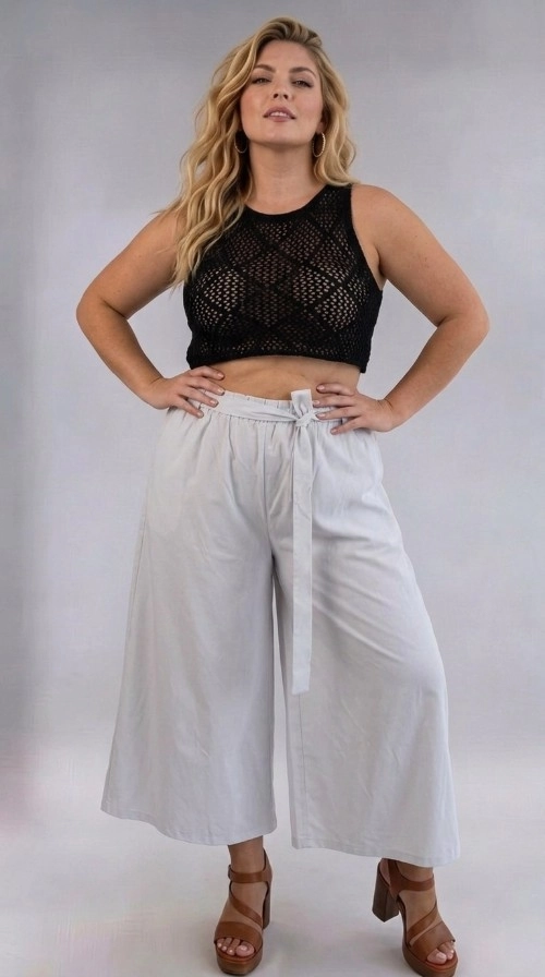 Γυναικεία ζιπ κιλότ καλοκαιρινή άσπρη plus size - ZIP108 | Candiashop Boutique, Ανακαλύψτε την απόλυτη καλοκαιρινή άνεση με αυτή την εντυπωσιακή ζιπ κιλότ σε απαλό γκριζόλευκο χρώμα, ειδικά σχεδιασμένη για plus size σιλουέτες. Η φαρδιά, ρέουσα γραμμή της προσφέρει μοναδική ελευθερία κινήσεων, ενώ το ψηλόμεσο σχέδιο με ελαστική μέση και το κομψό δέσιμο στη μέση δημιουργούν μια κολακευτική εφαρμογή που αναδεικνύει τη γυναικεία σιλουέτα. Το ύφασμα, ελαφρύ και αέρινο, είναι ιδανικό για ζεστές μέρες, ενώ το μήκος κάτω από το γόνατο προσφέρει μια세ξεχωριστή, μοντέρνα αισθητική. Μπορεί να φορεθεί με ένα απλό crop top ή μπλούζα, δημιουργώντας ένα casual chic σύνολο. Ιδανική για βόλτες στην πόλη, καλοκαιρινές εκδρομές ή χαλαρές συναντήσεις με φίλους. Συνδυάστε τη με πλατφόρμες ή σανδάλια για ένα ολοκληρωμένο αποτέλεσμα που θα σας κάνει να ξεχωρίζετε.