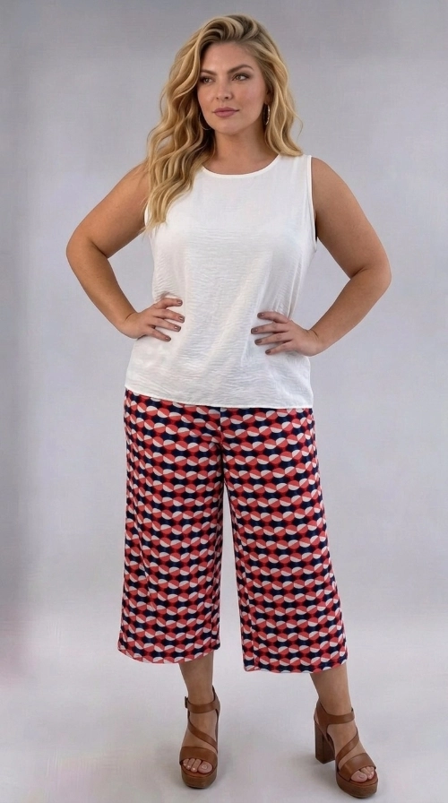 Γυναικεία ζιπ κιλότ καλοκαιρινή εμπριμέ plus size - ZIP110 | Candiashop Boutique, Η γυναικεία ζιπ κιλότ plus size είναι η ιδανική επιλογή για μια φρέσκια και μοντέρνα εμφάνιση. Διαθέτει ένα εντυπωσιακό γεωμετρικό μοτίβο σε συνδυασμό χρωμάτων κοραλί, σκούρο ναυτικό μπλε και εκρού, που δημιουργεί ένα παιχνιδιάρικο και ζωντανό αποτέλεσμα. Το σχέδιο αποτελείται από κυκλικά και οβάλ σχήματα που εναλλάσσονται αρμονικά, προσδίδοντας έναν ρετρό, vintage χαρακτήρα. Η γραμμή της είναι φαρδιά και άνετη, με ελαφρύ ύφασμα που πέφτει κομψά και εξασφαλίζει άνεση καθ' όλη τη διάρκεια της ημέρας. Το μήκος κάπρι, λίγο κάτω από το γόνατο, την καθιστά κατάλληλη για γυναίκες plus size που αναζητούν στυλ και ευκολία. Μπορεί να φορεθεί με ένα απλό λευκό αμάνικο τοπ για καθημερινή, ανάλαφρη εμφάνιση, ή με μια μονόχρωμη μπλούζα σε κοραλί ή μπλε τόνους για πιο συντονισμένο look. Ιδανική για καλοκαιρινές βόλτες, εξόδους με φίλες ή ακόμα και για χαλαρές επαγγελματικές περιστάσεις. Συνδυάστε την με πέδιλα ή εσπαντρίγιες για μια ολοκληρωμένη καλοκαιρινή εμφάνιση.