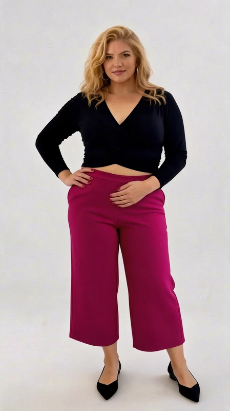 Γυναικεία ζιπ κιλότ χειμωνιάτικη φούξια plus size - ZIP107 | Candiashop Boutique, Αναδείξτε το στυλ σας με αυτή την κομψή γυναικεία ζιπ κιλότ σε πλούσιο φούξια χρώμα, ιδανική για γυναίκες με καμπύλες. Η φαρδιά γραμμή της προσφέρει άνεση και κολακευτική εφαρμογή, ενώ το ψηλόμεσο σχέδιο αγκαλιάζει τη μέση και τονίζει τη θηλυκή σιλουέτα. Διαθέτει πρακτικές πλαϊνές τσέπες και ελαστική μέση για μέγιστη άνεση καθ' όλη τη διάρκεια της ημέρας. Ο μοντέρνος σχεδιασμός της την καθιστά ιδανική επιλογή για το γραφείο, βραδινές εξόδους ή καθημερινές εμφανίσεις. Συνδυάστε την με το μαύρο κρουαζέ τοπ που εικονίζεται ή με ένα κομψό πουκάμισο για επαγγελματικές εμφανίσεις. Η ζιπ κιλότ είναι κατασκευασμένη από υψηλής ποιότητας ύφασμα που διατηρεί το σχήμα του και προσφέρει διαχρονική κομψότητα. Ολοκληρώστε το σύνολο με μαύρες μυτερές γόβες για μια εντυπωσιακή εμφάνιση που θα σας χαρίσει αυτοπεποίθηση και στυλ.