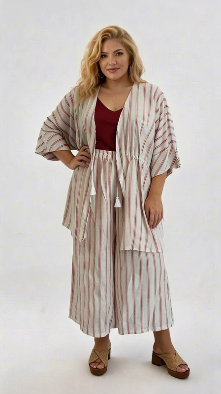 Γυναικεία ζιπ κιλότ καλοκαιρινή κρεμ plus size - ZIP102 | Candiashop Boutique, Αυτή η κομψή ζιπ κιλόρ αποτελεί την ιδανική επιλογή για άνετες καλοκαιρινές εμφανίσεις. Δαθέτει ένα λευκό υπόβαθρο με λεπτές κατακόρυφες ρίγες σε απαλό κεραμιδί χρώμα, προσφέροντας μια διαχρονική και κομψή αισθητική, ενώ οι διακοσμητικές φούντες στο μπροστινό μέρος προσθέτουν μια παιχνιδιάρικη πινελιά. Ιδανική για καλοκαιρινές βόλτες, παραθαλάσσιες εξορμήσεις ή χαλαρά απογευματινά ραντεβού. Το ελαφρύ, αεράτο ύφασμα προσφέρει δροσιά κατά τους ζεστούς μήνες, ενώ το διαχρονικό μοτίβο με τις ρίγες εξασφαλίζει ότι θα παραμείνει στη ντουλάπα σας για πολλές σεζόν.