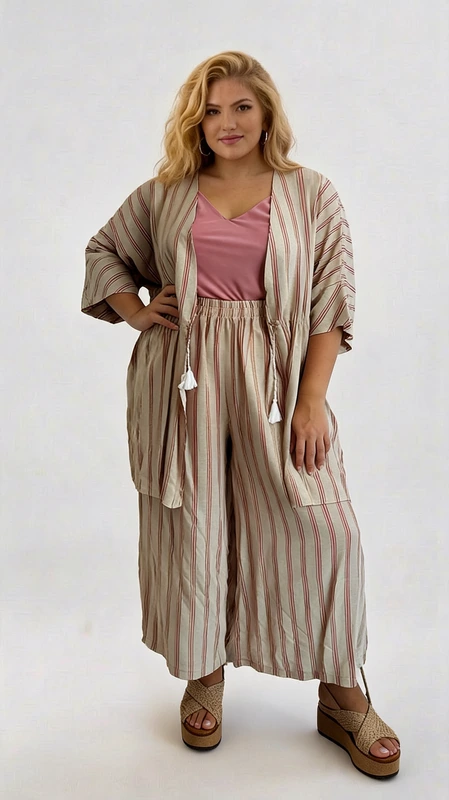 Γυναικεία ζιπ κιλότ καλοκαιρινή κρεμ plus size - ZIP104 | Candiashop Boutique, Αυτή η κομψή ζιπ κιλότ σε μεγάλα μεγέθη συνδυάζει άνεση και στυλ με το διαχρονικό ριγέ μοτίβο της. Σε απαλές αποχρώσεις του μπεζ με λεπτές κάθετες ρίγες σε τόνους τερακότα, συνοδεύεται από ένα μεταξωτό τοπ σε απαλό ροζ-σομόν που δημιουργεί έναν αρμονικό συνδυασμό. Ο φαρδύς σχεδιασμός με τα άνετα φαρδιά μανίκια τριών τετάρτων προσφέρει ελευθερία κινήσεων, ενώ η ελαστική μέση με τις διακοσμητικές λευκές φούντες προσθέτει μια παιχνιδιάρικη λεπτομέρεια. Οι πλαϊνές τσέπες αυξάνουν τη λειτουργικότητα του κομματιού. Ιδανική για καλοκαιρινές βόλτες, παραλιακούς περιπάτους ή απογευματινούς καφέδες, μπορεί να φορεθεί με πλεκτές εσπαντρίγιες όπως στην εικόνα ή με επίπεδα σανδάλια για μια χαλαρή εμφάνιση. Το αέρινο ύφασμα είναι ιδανικό για τις ζεστές ημέρες, προσφέροντας μια κολακευτική σιλουέτα που αγκαλιάζει κάθε σωματότυπο με κομψότητα και στυλ.