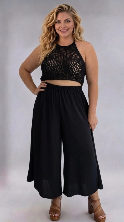 Η γυναικεία ζιπ κιλότ plus size σε βαθύ μαύρο χρώμα αποτελεί την ιδανική επιλογή για κάθε γυναίκα που αναζητά στυλ και άνεση σε ένα μόνο κομμάτι.  Η ελαστική μέση εξασφαλίζει άριστη εφαρμογή και άνεση καθ\u0027 όλη τη διάρκεια της ημέρας. Το ρούχο αυτό είναι ιδανικό για καλοκαιρινές βόλτες, beach parties και καλοκαιρινές εκδηλώσεις. Μπορεί να φορεθεί με ψηλοτάκουνα πέδιλα σε κονιάκ απόχρωση, όπως στη φωτογραφία, για ένα glam αποτέλεσμα, ή με επίπεδα σανδάλια για πιο casual εμφάνιση. Το all\u002Dblack look προσφέρει αέρα κομψότητας και αυτοπεποίθησης, ενώ η plus size γραμμή του είναι σχεδιασμένη για να αναδεικνύει και να κολακεύει κάθε σώμα με τον καλύτερο δυνατό τρόπο.