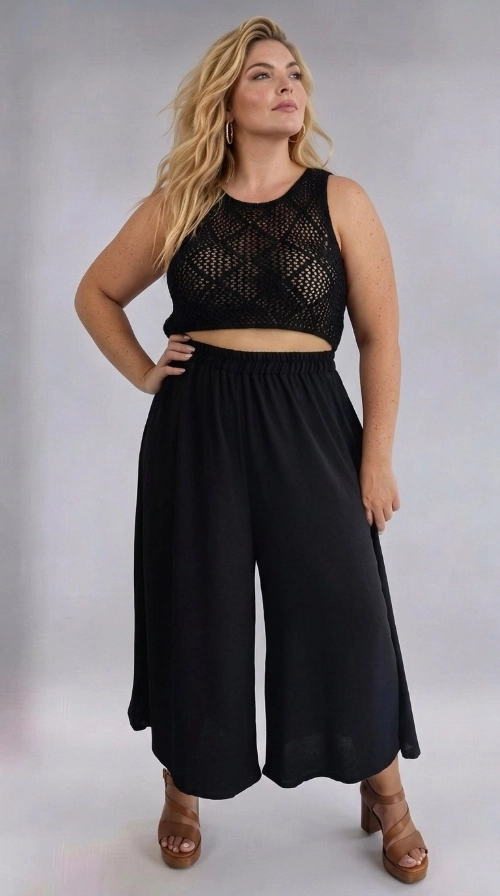 Γυναικεία ζιπ κιλότ καλοκαιρινή μαύρη plus size - ZIP109 | Candiashop Boutique, Η γυναικεία ζιπ κιλότ plus size σε βαθύ μαύρο χρώμα αποτελεί την ιδανική επιλογή για κάθε γυναίκα που αναζητά στυλ και άνεση σε ένα μόνο κομμάτι.  Η ελαστική μέση εξασφαλίζει άριστη εφαρμογή και άνεση καθ' όλη τη διάρκεια της ημέρας. Το ρούχο αυτό είναι ιδανικό για καλοκαιρινές βόλτες, beach parties και καλοκαιρινές εκδηλώσεις. Μπορεί να φορεθεί με ψηλοτάκουνα πέδιλα σε κονιάκ απόχρωση, όπως στη φωτογραφία, για ένα glam αποτέλεσμα, ή με επίπεδα σανδάλια για πιο casual εμφάνιση. Το all-black look προσφέρει αέρα κομψότητας και αυτοπεποίθησης, ενώ η plus size γραμμή του είναι σχεδιασμένη για να αναδεικνύει και να κολακεύει κάθε σώμα με τον καλύτερο δυνατό τρόπο.