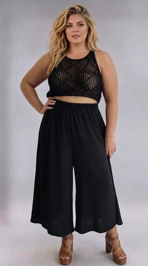 Γυναικεία ζιπ κιλότ καλοκαιρινή μαύρη plus size - ZIP109 | Candiashop Boutique, Η γυναικεία ζιπ κιλότ plus size σε βαθύ μαύρο χρώμα αποτελεί την ιδανική επιλογή για κάθε γυναίκα που αναζητά στυλ και άνεση σε ένα μόνο κομμάτι.  Η ελαστική μέση εξασφαλίζει άριστη εφαρμογή και άνεση καθ' όλη τη διάρκεια της ημέρας. Το ρούχο αυτό είναι ιδανικό για καλοκαιρινές βόλτες, beach parties και καλοκαιρινές εκδηλώσεις. Μπορεί να φορεθεί με ψηλοτάκουνα πέδιλα σε κονιάκ απόχρωση, όπως στη φωτογραφία, για ένα glam αποτέλεσμα, ή με επίπεδα σανδάλια για πιο casual εμφάνιση. Το all-black look προσφέρει αέρα κομψότητας και αυτοπεποίθησης, ενώ η plus size γραμμή του είναι σχεδιασμένη για να αναδεικνύει και να κολακεύει κάθε σώμα με τον καλύτερο δυνατό τρόπο.